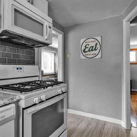 Gorgeous 2 Queen Bedroom Lower Apartment In North Buffalo With Free Driveway Parking Exteriör bild