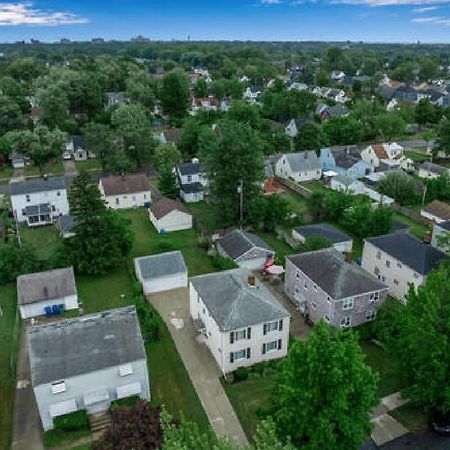 Gorgeous 2 Queen Bedroom Lower Apartment In North Buffalo With Free Driveway Parking Exteriör bild