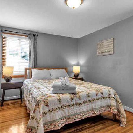 Gorgeous 2 Queen Bedroom Lower Apartment In North Buffalo With Free Driveway Parking Exteriör bild
