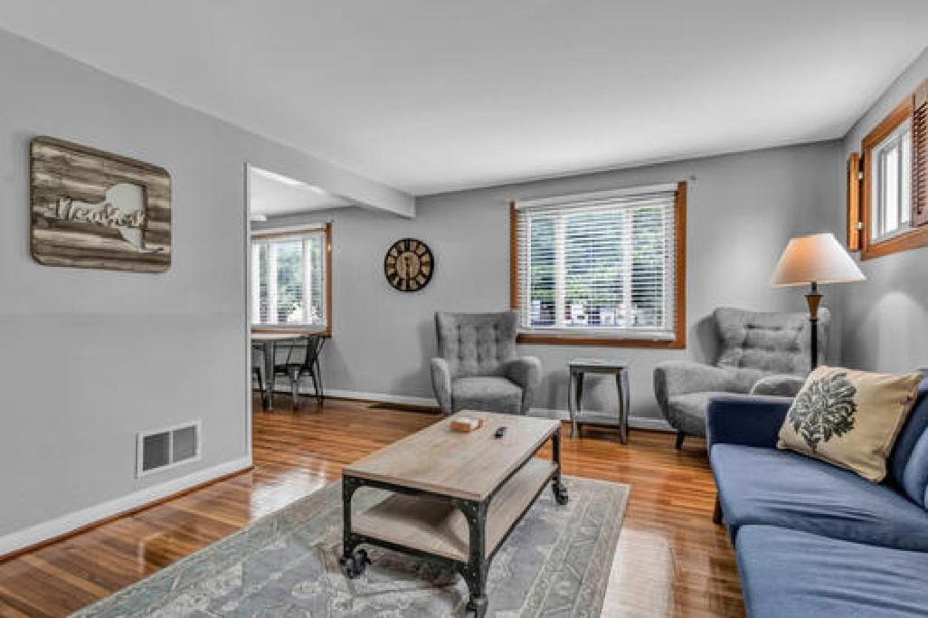 Gorgeous 2 Queen Bedroom Lower Apartment In North Buffalo With Free Driveway Parking Exteriör bild
