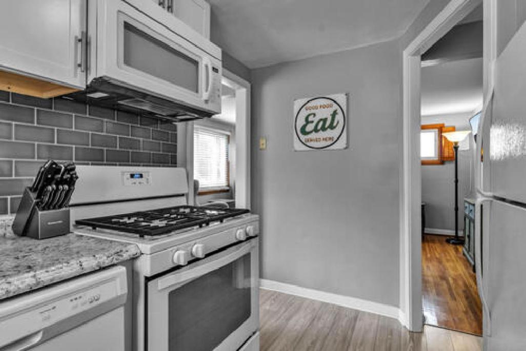 Gorgeous 2 Queen Bedroom Lower Apartment In North Buffalo With Free Driveway Parking Exteriör bild