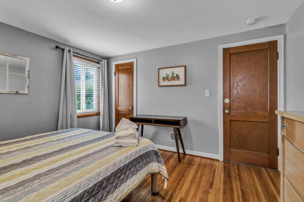 Gorgeous 2 Queen Bedroom Lower Apartment In North Buffalo With Free Driveway Parking Exteriör bild