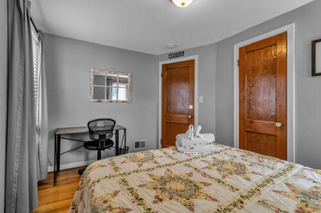 Gorgeous 2 Queen Bedroom Lower Apartment In North Buffalo With Free Driveway Parking Exteriör bild
