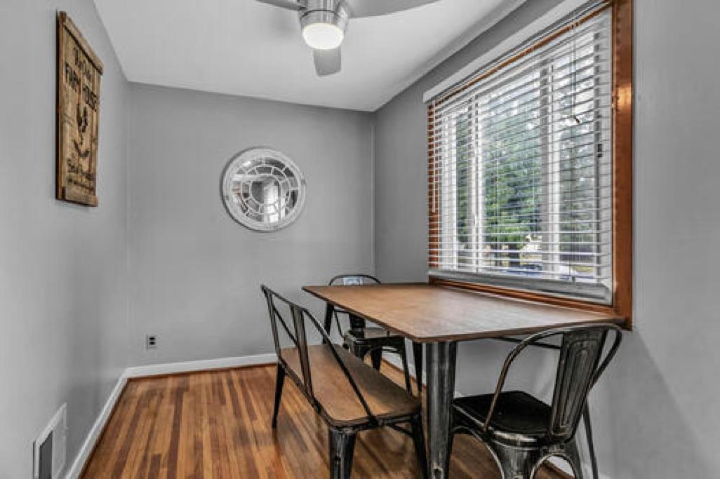 Gorgeous 2 Queen Bedroom Lower Apartment In North Buffalo With Free Driveway Parking Exteriör bild