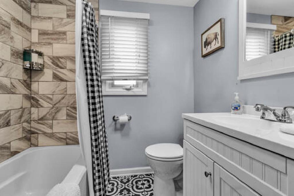 Gorgeous 2 Queen Bedroom Lower Apartment In North Buffalo With Free Driveway Parking Exteriör bild