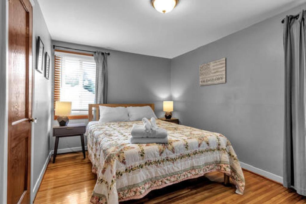 Gorgeous 2 Queen Bedroom Lower Apartment In North Buffalo With Free Driveway Parking Exteriör bild