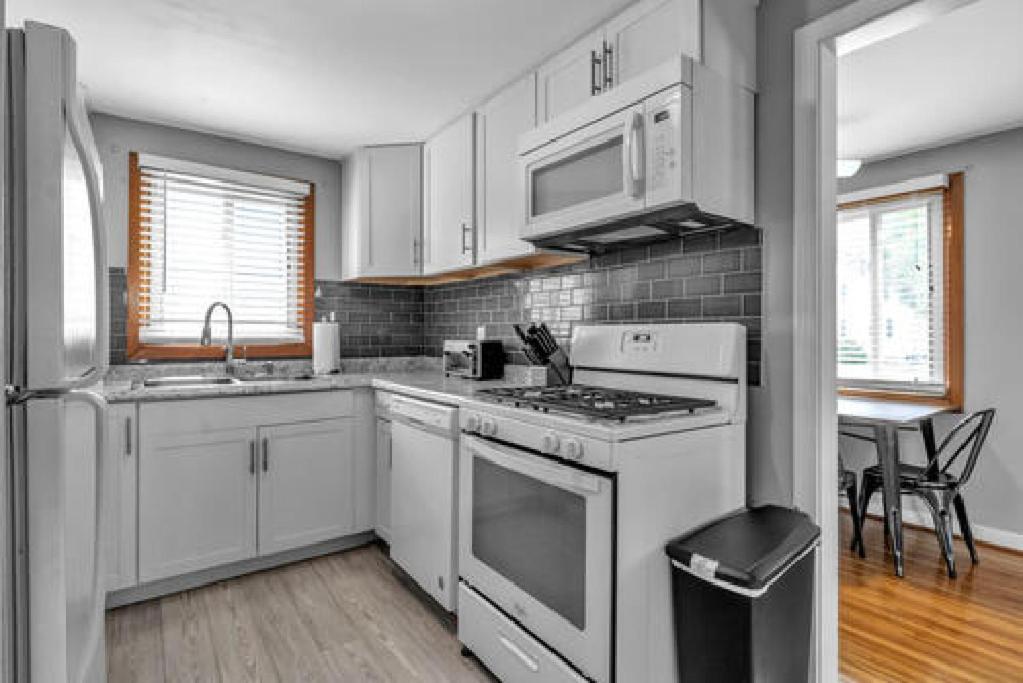 Gorgeous 2 Queen Bedroom Lower Apartment In North Buffalo With Free Driveway Parking Exteriör bild