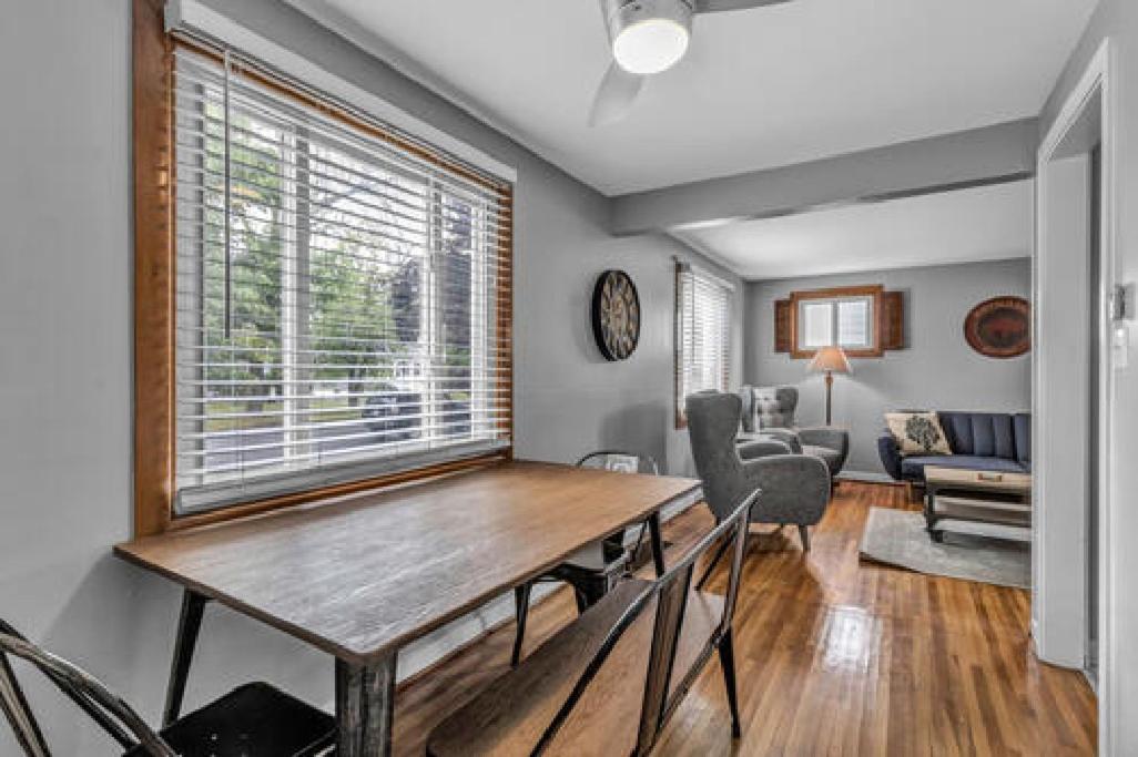 Gorgeous 2 Queen Bedroom Lower Apartment In North Buffalo With Free Driveway Parking Exteriör bild