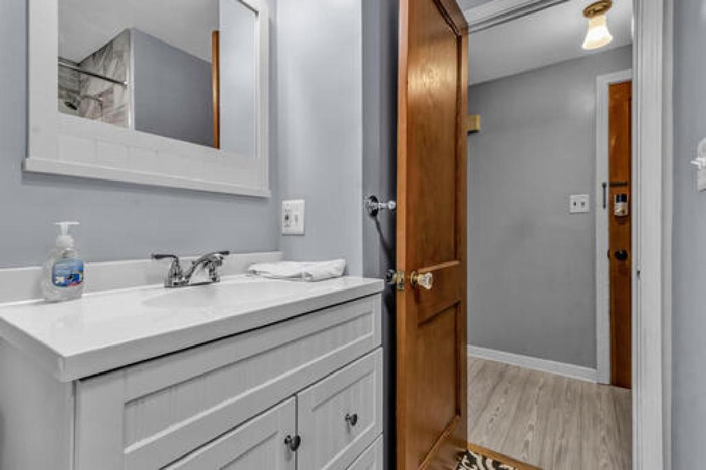 Gorgeous 2 Queen Bedroom Lower Apartment In North Buffalo With Free Driveway Parking Exteriör bild